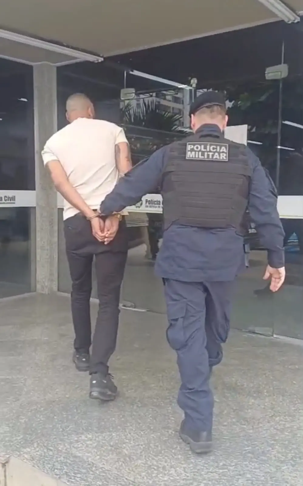 PM prende homem com mandado em aberto na praia do Farol de São Thomé