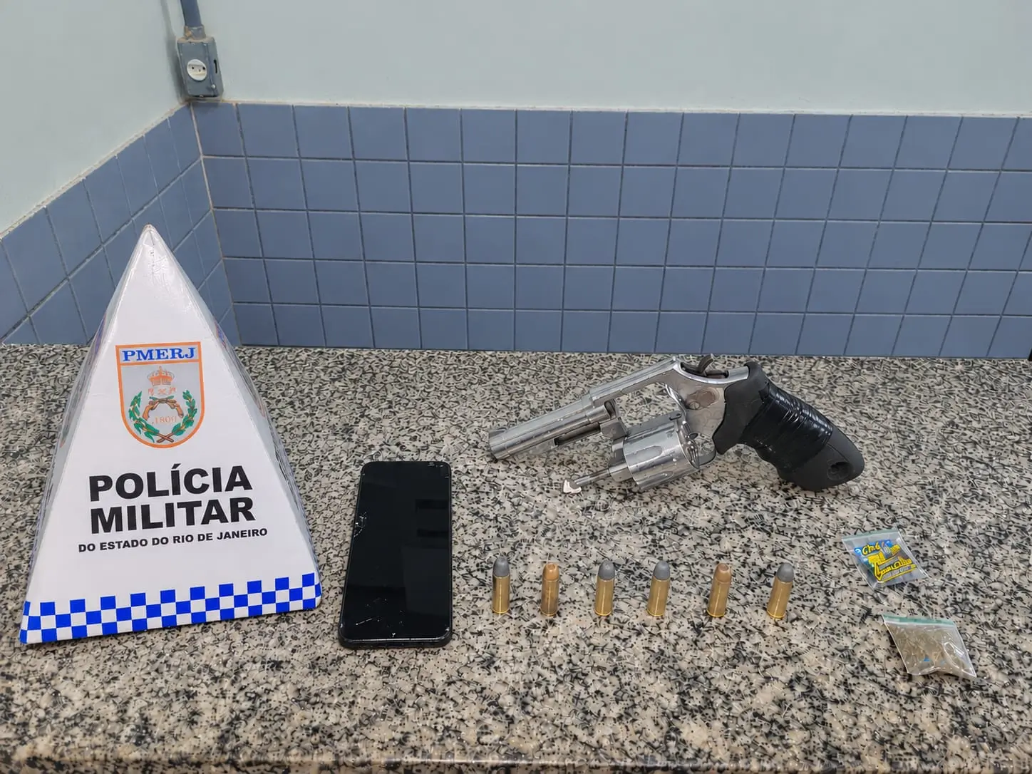 PM apreende revólver e drogas no Parque Santa Clara, em Guarus