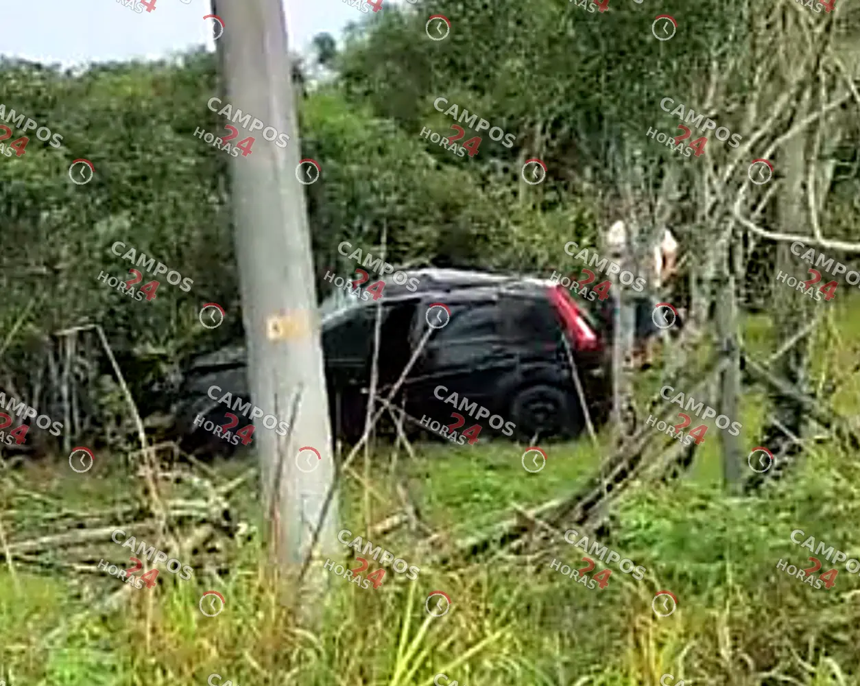 Motorista fica ferido após carro sair da pista na Campos/Farol