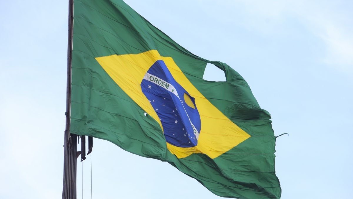 Bandeira do Brasil no mastro da Praça dos Três Poderes, em Brasília