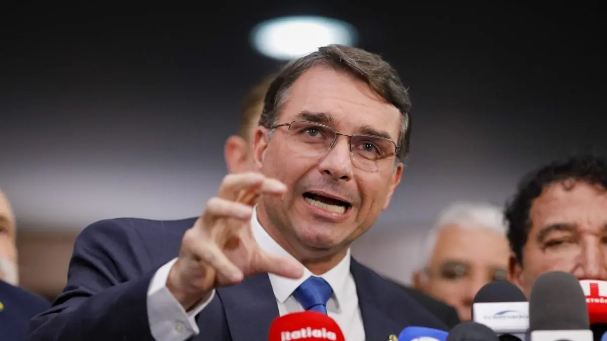 Vídeo: Moraes determina que Flávio Bolsonaro entregue passaporte e proíbe que ele deixe o país