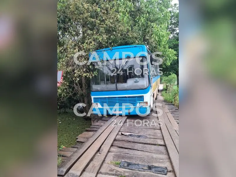 Vídeo: Ônibus escolar derrapa em ponte de madeira na região Norte de Campos