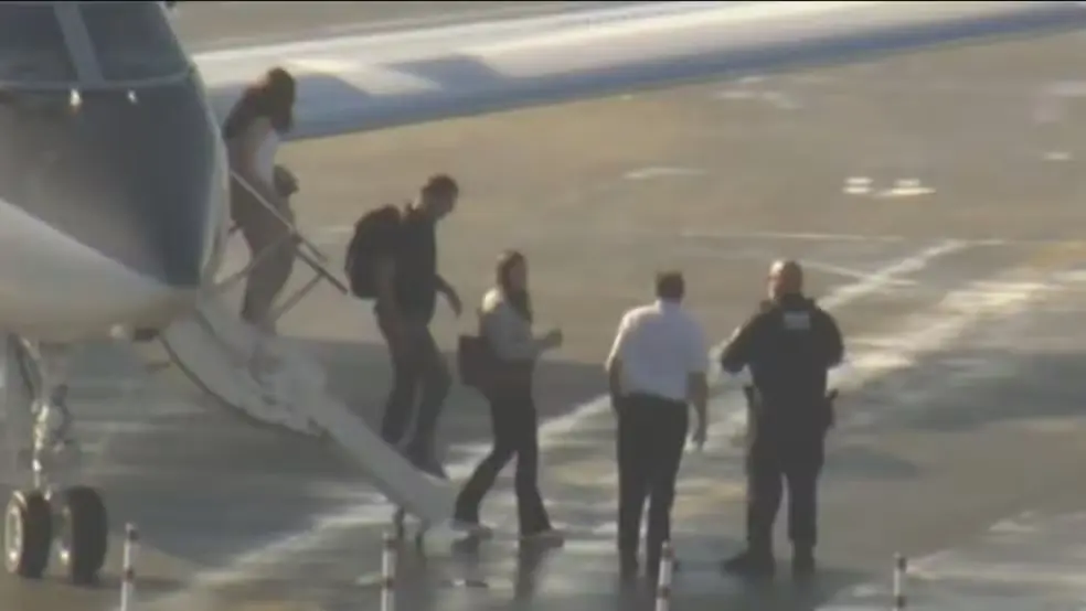 Avião com Flávio Bolsonaro e família pousa em Miami