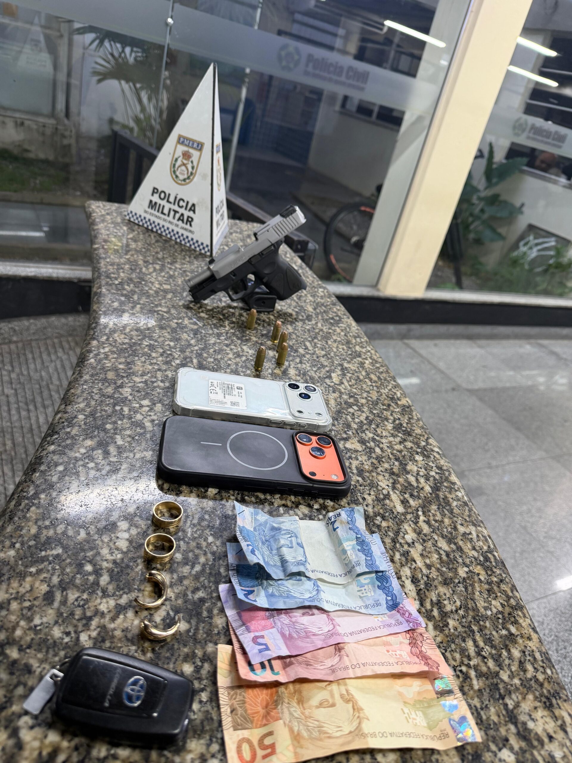 Homem é flagrado com pistola em Corolla após resistir revista da Polícia