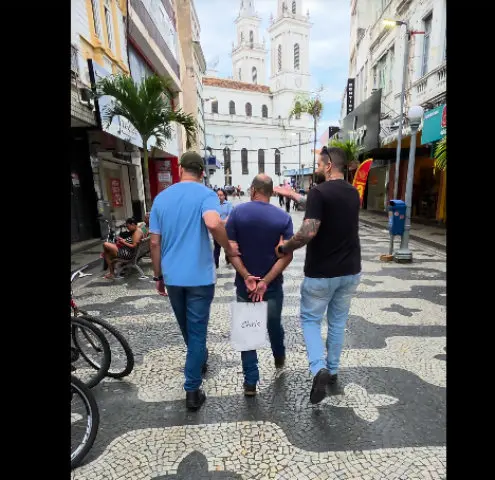 Assaltante recebe voz de prisão enquanto caminhava no Centro de Campos